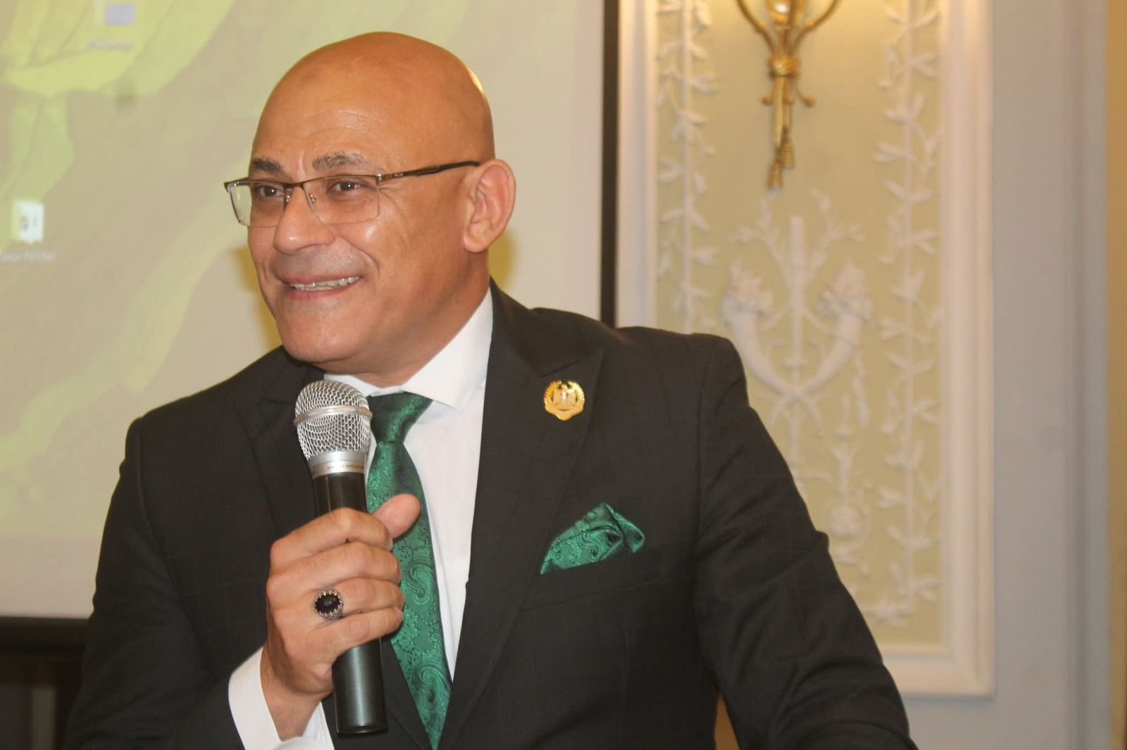 Prof. Dr. Maged Abdel Azim delivering a lecture